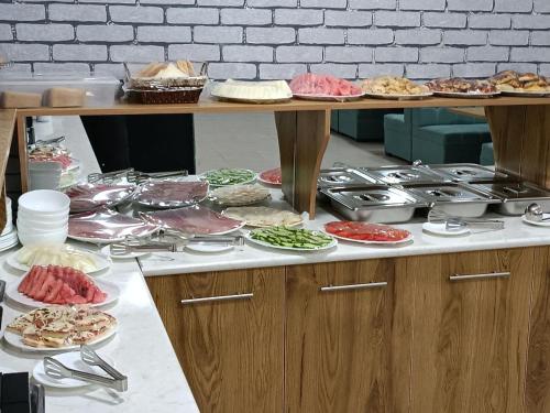 YakkasarayにあるAL ARDA HYATTのテーブルの上にたくさんの料理を並べたビュッフェ