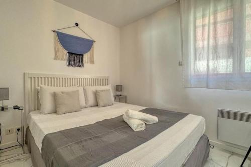 een witte slaapkamer met een groot bed in een kamer bij Villa Caterina, Proche Monaco et imprenable vu mer in Beausoleil