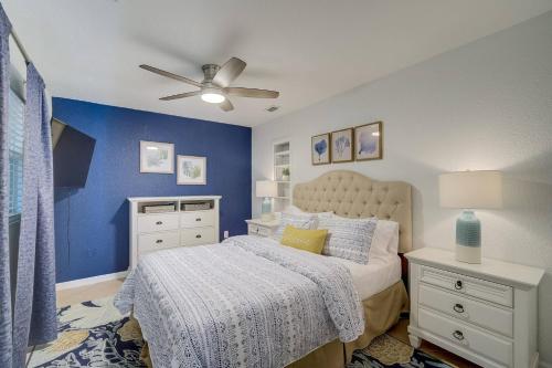 1 dormitorio con cama y pared azul en The Nest en Sarasota