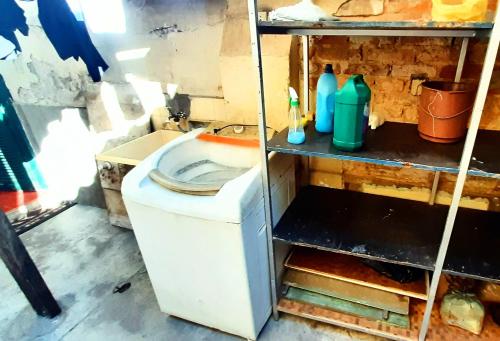 uma casa de banho suja com um WC e uma prateleira em Sétimo Hostel 7 em São Paulo