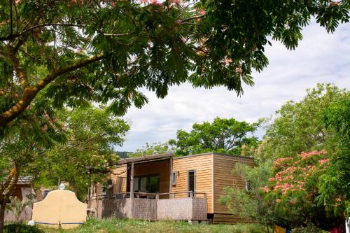 a modular home is seen through trees at Au Paradis des Campeurs in Les Issambres