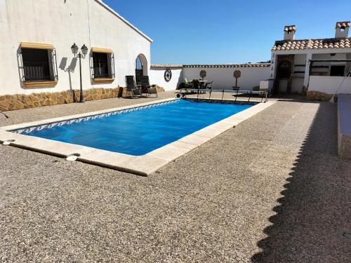 una piscina di fronte a una casa di Casita Estherose a Vélez-Rubio