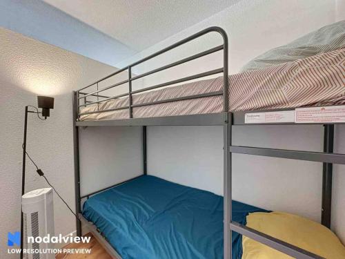 une chambre avec deux lits superposés dans une pièce dans l'établissement Ipanema, à Canet