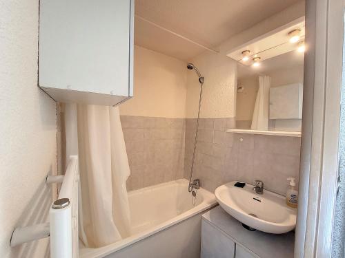 een badkamer met een wastafel, een bad en een toilet bij Charmant studio avec terrasse in Praz-sur-Arly