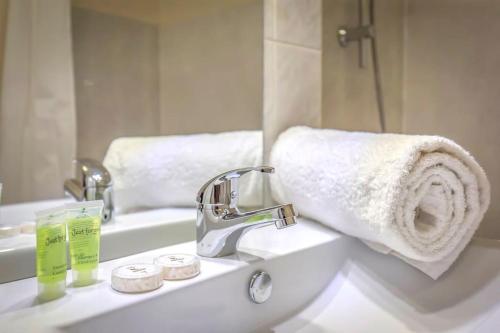 格勒諾布爾的住宿－Maupassant: T1bis lit 160 - clim - parking gratuit，一间带水槽、卫生间和镜子的浴室
