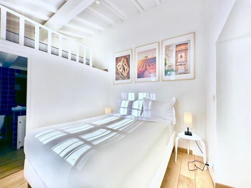 Un dormitorio blanco con una gran cama blanca. en Èrsextius, IB, Aix-en-Provence, en Aix-en-Provence