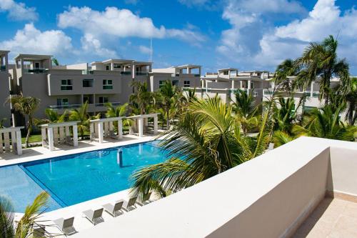 蓬塔卡纳Playa Palmera Beach Resort的建筑物前游泳池的图像