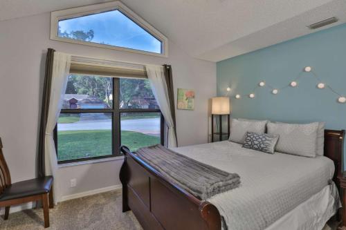 1 dormitorio con cama y ventana grande en Cypress Lake - Pool Home, en Sarasota