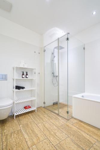 a bathroom with a shower and a toilet and a tub at Global Living - Design Apartments I City Center I Balcony I Smart-TV I Kitchen I Dresden in Dresden