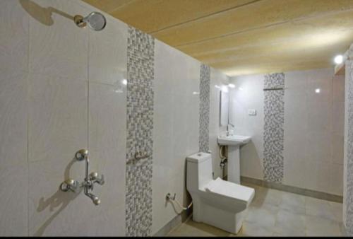 bagno con servizi igienici e lavandino di Hotel Ozaki Heritage a Jaisalmer
