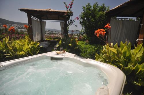 
a pool of water with a large swimming tub at El Vino Hotel & Suites in Bodrum City
