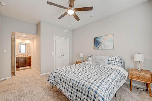 a bedroom with a bed and a ceiling fan at Amazing Houston Apartment with Pool+ Fast Internet in Houston