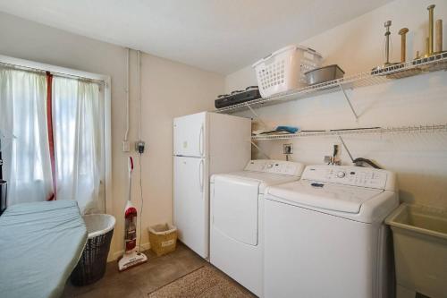 cocina con lavadora y secadora en una habitación en Coastal Sol, en Sarasota