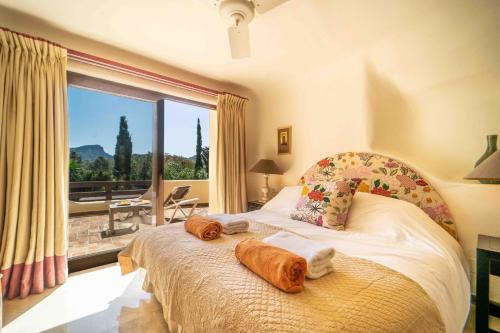 Postel nebo postele na pokoji v ubytování Stunning Front Line Golf Villa - La Manga Club