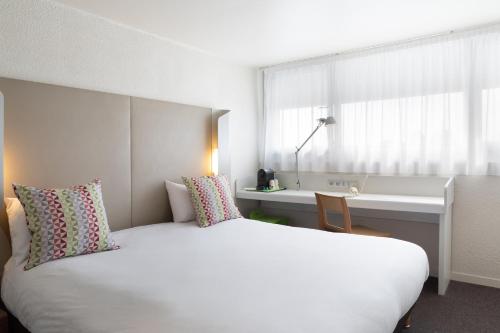 Кровать или кровати в номере Campanile Créteil - Bonneuil Sur Marne