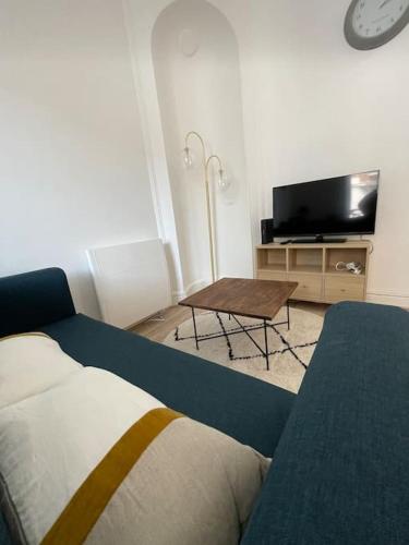 Ein Bett oder Betten in einem Zimmer der Unterkunft Cosy 2BR near Paris & Stade de France