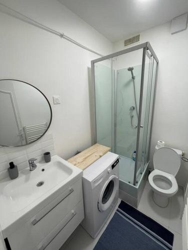Ein Badezimmer in der Unterkunft Cosy 2BR near Paris & Stade de France