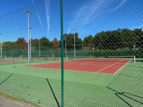 - un court de tennis avec filet dans l'établissement Studio sans chambre Soustons plage proximité golf océan, à Soustons
