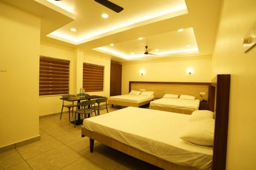 מיטה או מיטות בחדר ב-SREENARAYANA TOURIST HOME