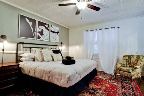 ブレーデントンにあるVilla Manteagoのテディベアのベッドがある寝室