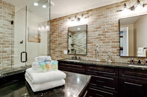 ブレーデントンにあるVilla Manteagoの洗面台が2つと大きな鏡があるバスルーム