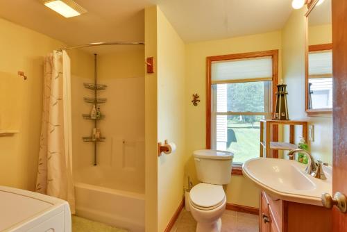 y baño con aseo, lavabo y ducha. en Waterfront Chautauqua Lake Retreat Dock, Kayaks!, en Mayville