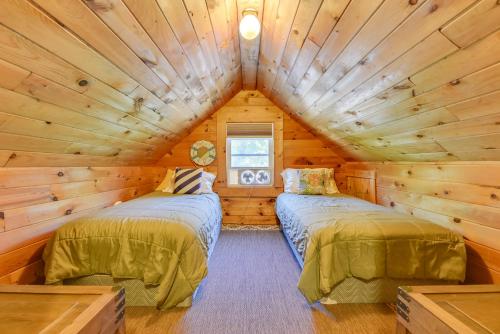 - une chambre avec 2 lits dans une cabane en rondins dans l'établissement Waterfront Chautauqua Lake Retreat Dock, Kayaks!, à Mayville
