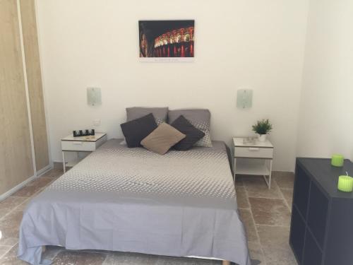 - une chambre avec un lit et 2 tables de chevet dans l'établissement Le Mazet De Trial, à Aubais