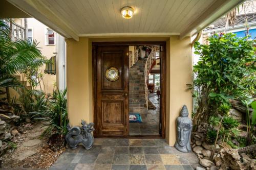 una puerta de entrada de una casa con estatuas en el porche en Royal Alfred Marina en Port Alfred