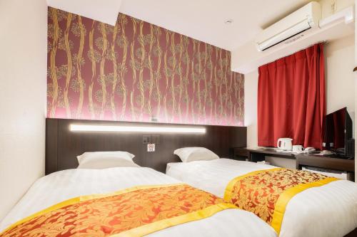 大阪市にあるPearl Spring116 hotelのベッド2台と赤いカーテンが備わるホテルルームです。