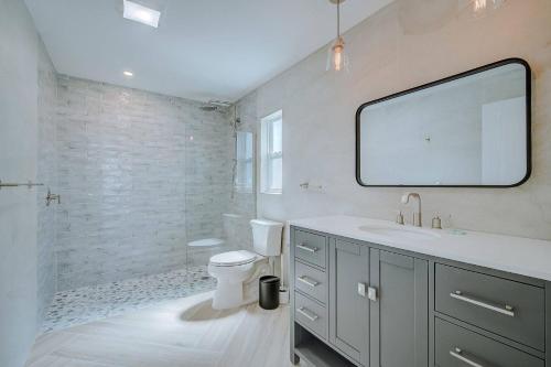 ブレーデントンにあるTranquil Breezeのトイレ、洗面台、鏡のあるバスルーム