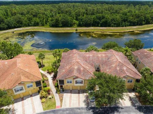 uma vista aérea de uma casa com um lago em A hidden Gem in plain sight em Orlando