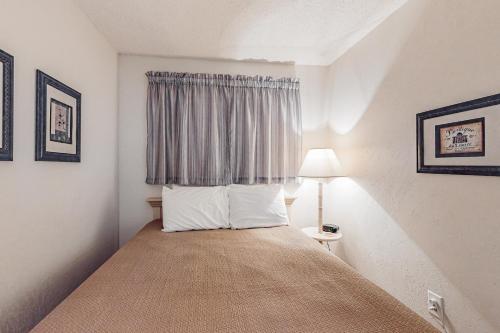 um pequeno quarto com uma cama e uma janela em Myrtle Beach Resort B-335 em Myrtle Beach