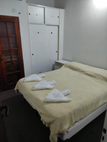 a bedroom with a bed with towels on it at Departamento céntrico en San Nicolas IG martindebra22 in San Nicolás de los Arroyos