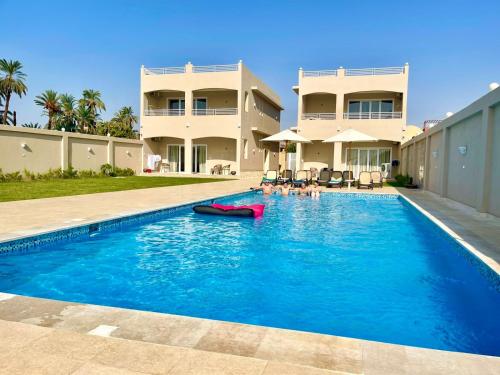 Πισίνα στο ή κοντά στο Royal Nile Villa - Nile View Apartment 1