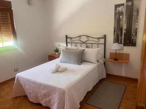 sypialnia z łóżkiem z dwoma ręcznikami w obiekcie Vilamor w mieście Foz