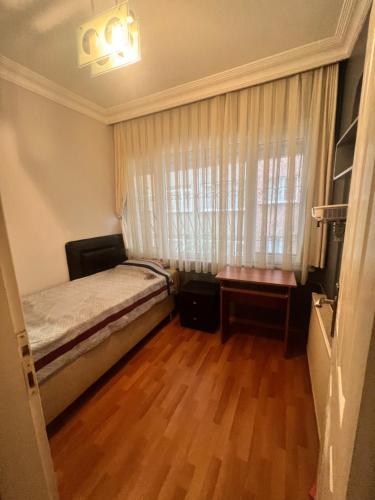 Habitación pequeña con cama y ventana en luxury house, en Estambul