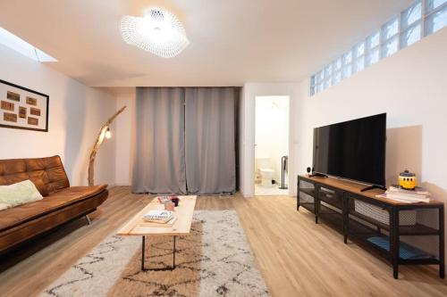 波多的住宿－L'Atelier - Warm Porto Loft，带沙发和平面电视的客厅