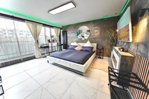 a bedroom with a bed and a wall with a skull on it at AirportApart Exklusives Apartment mit Whirpool 2,5 km vom Flughafen Nürnberg in Nuremberg