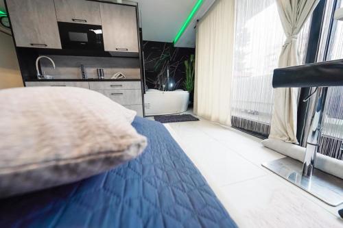 1 dormitorio con cama, lavabo y bañera en AirportApart Exklusives Apartment mit Whirpool 2,5 km vom Flughafen Nürnberg en Núremberg