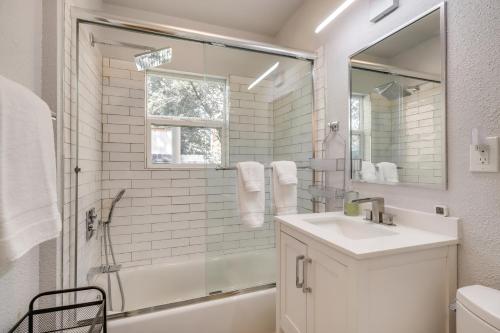 bagno bianco con lavandino e doccia di MidTown Reno Vacation Rental with Fenced-In Yard! a Reno