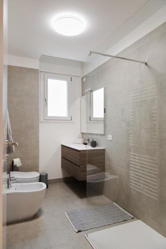 a bathroom with a tub and a sink and a toilet at ALLOGGIO MARGHERITA in Treviso