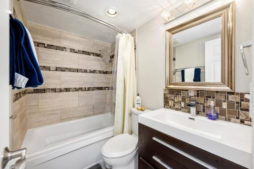 uma casa de banho com uma banheira, um lavatório e um WC. em Lovely Property at Winter Park - 131 em Orlando