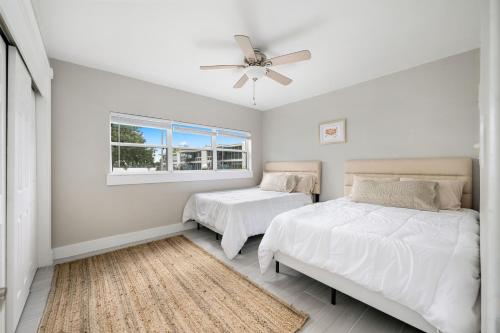 een slaapkamer met 2 bedden en een plafondventilator bij Lovely Property at Winter Park - 131 in Orlando