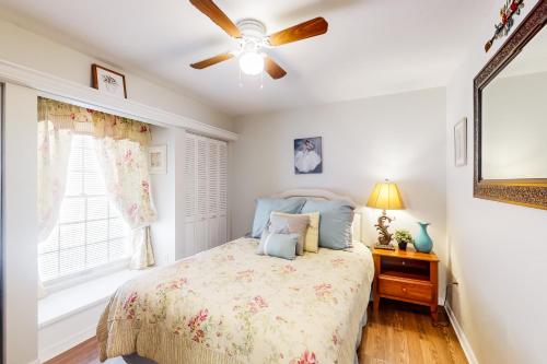 een slaapkamer met een bed en een plafondventilator bij All You Could Want in St. Augustine