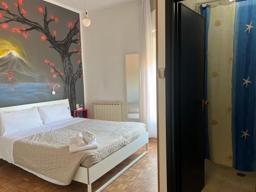 1 dormitorio con 1 cama con una pintura en la pared en X Hotel, en Punta Marina