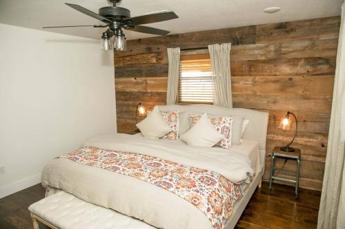 Schlafzimmer mit einem Bett und einem Deckenventilator in der Unterkunft Farm Cottage on homestead 20 min to Waco in Waco