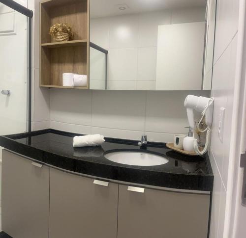 uma casa de banho com um lavatório e um espelho em Porto Beach Resort - Makia Beach Experience em Porto de Galinhas