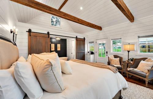 Gallery image of NEW The Carriage House-Luxury couples getaway in Waco