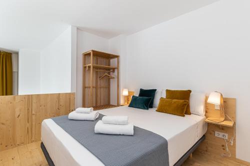 1 dormitorio con 1 cama grande y toallas. en BNBHolder Modern Loft I Centre, en Madrid